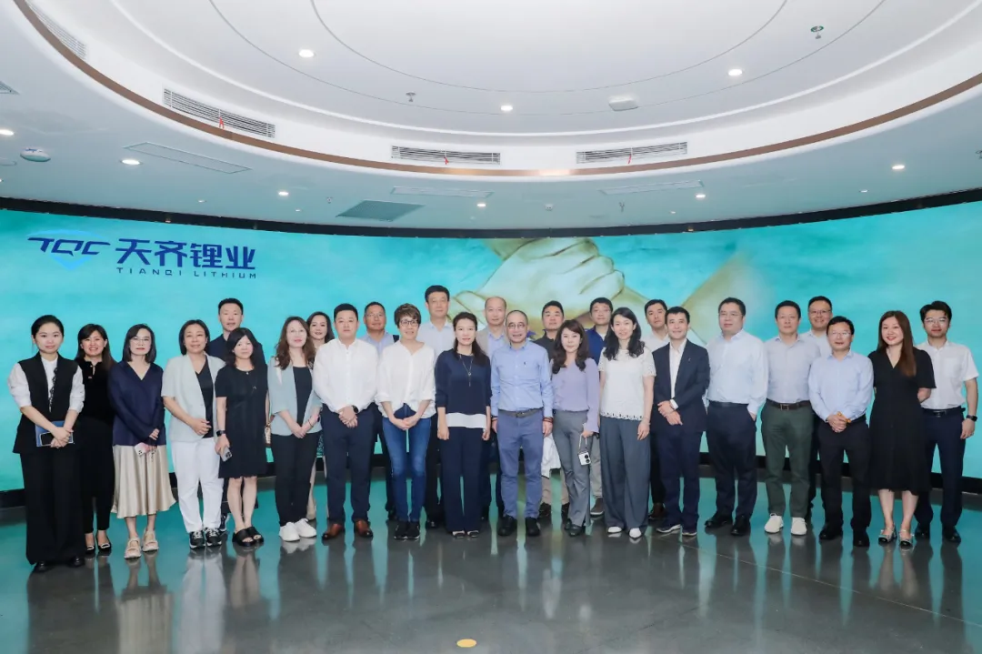Schneider Electric's Global Executive Vice President Yin Zheng visits Tianqi Lithium with his executive team  第 1 张