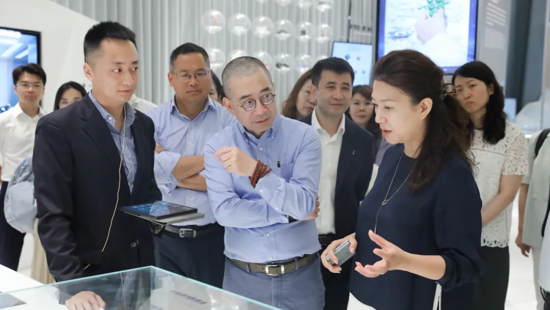 Schneider Electric's Global Executive Vice President Yin Zheng visits Tianqi Lithium with his executive team  第 2 张