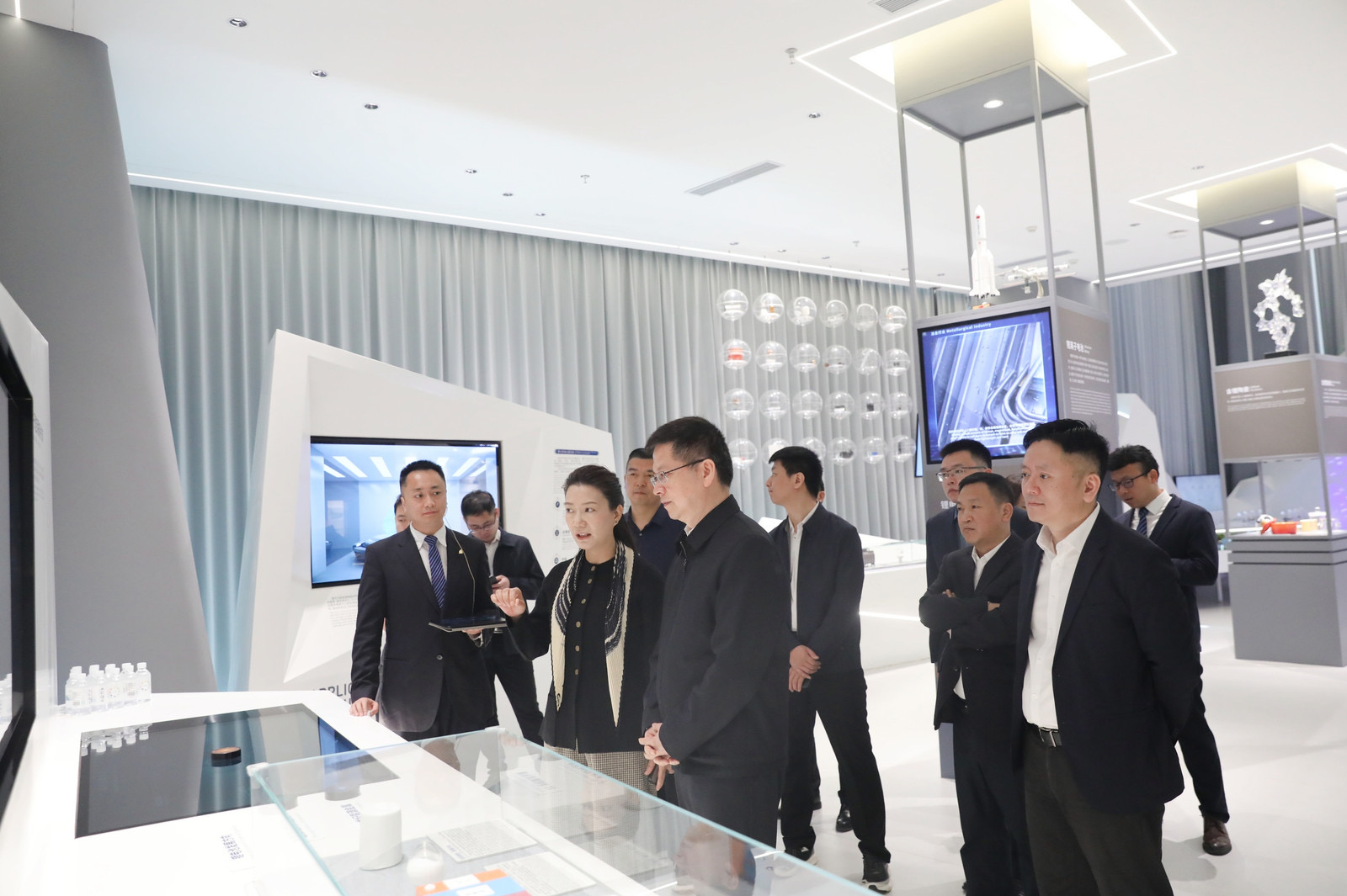 Mr Fang Guanghua, Vice Chairman of All-China Federation of Industry and Commerce Visits Li Science Museum 第 1 张