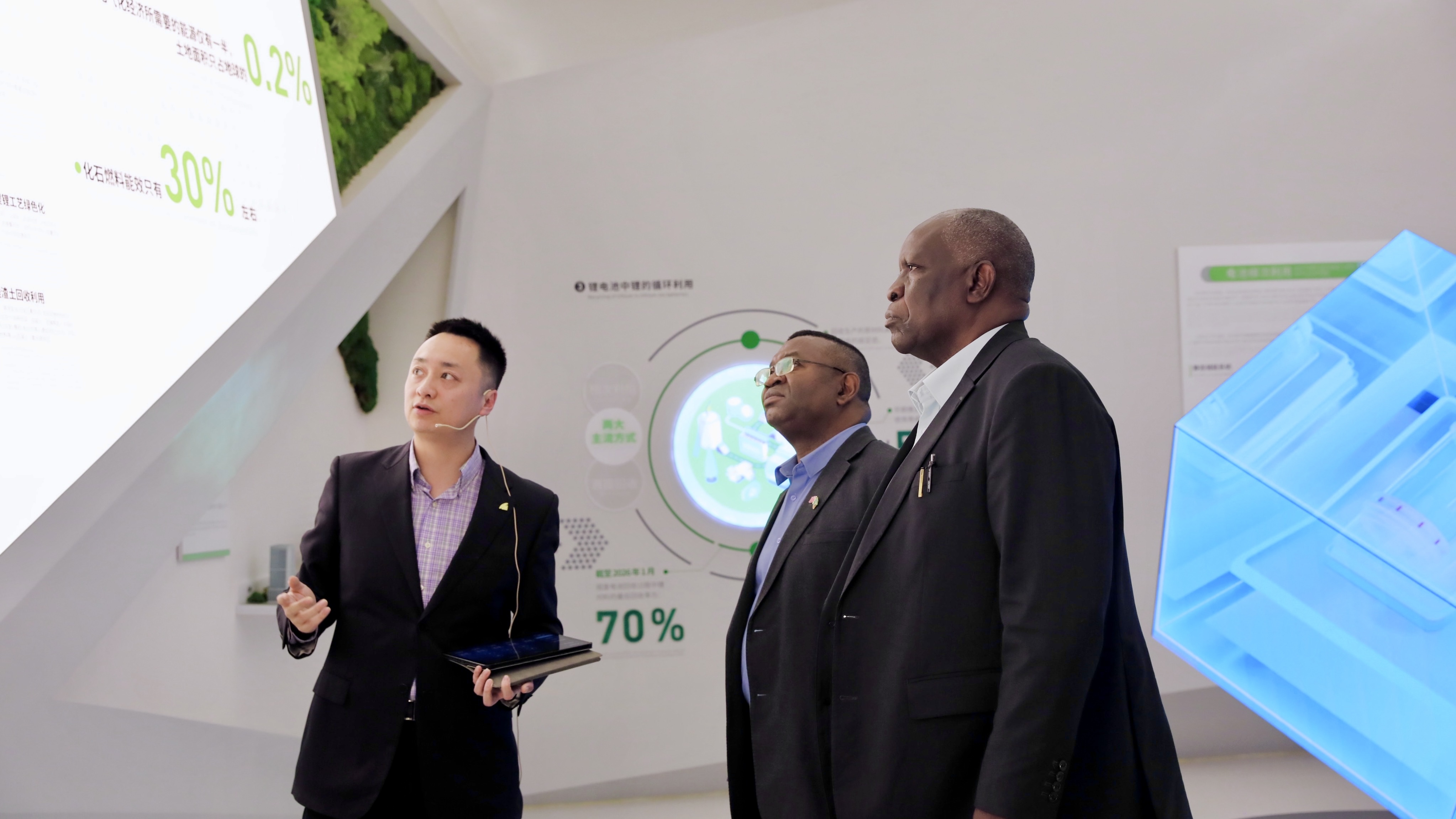 Zambian Ambassador to China H.E. Mr. Iven Zyuulu and His Delegation Visit Li Science Museum 第 1 张