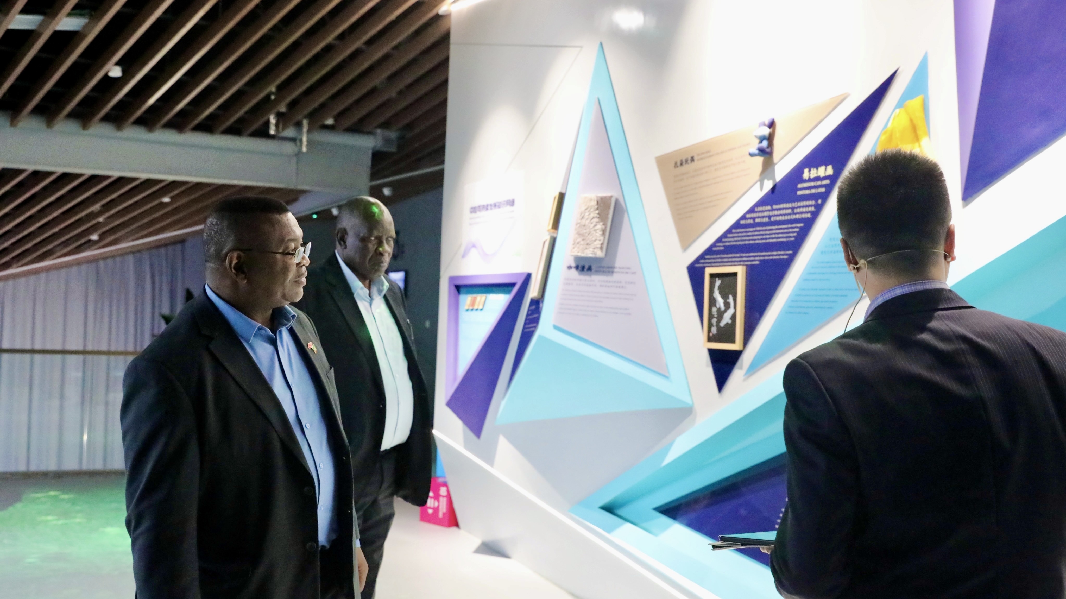 Zambian Ambassador to China H.E. Mr. Iven Zyuulu and His Delegation Visit Li Science Museum 第 3 张