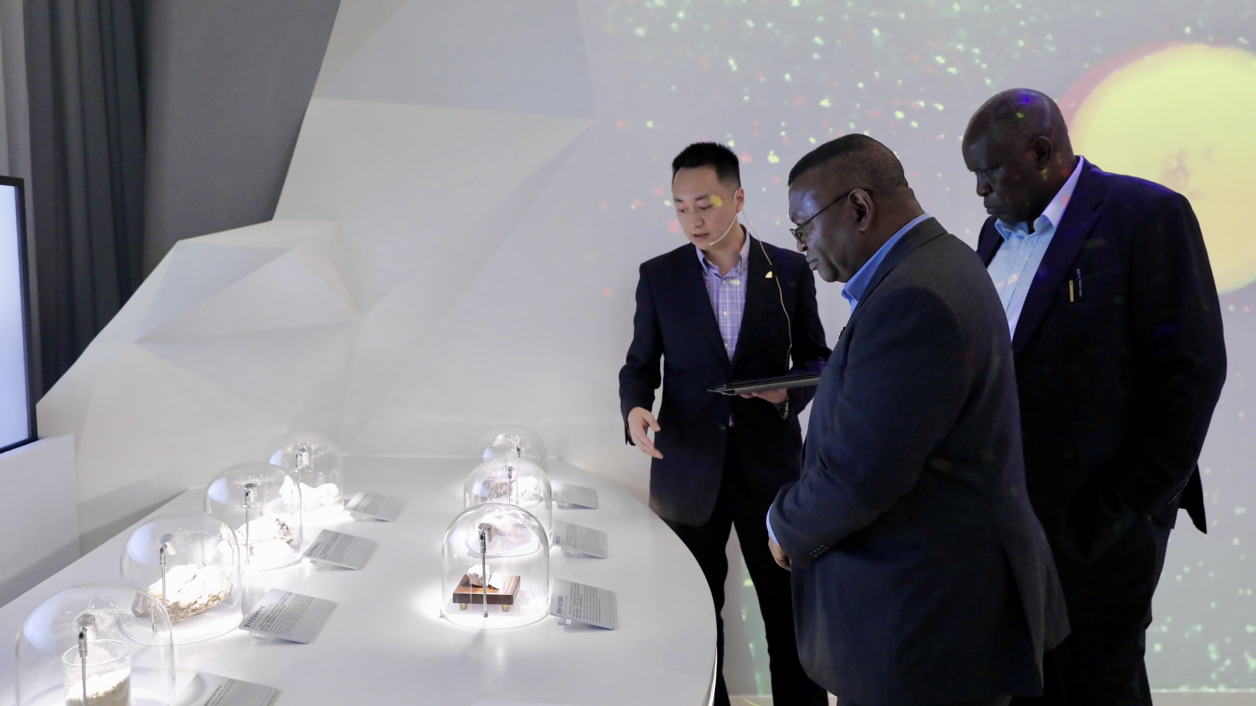 Zambian Ambassador to China H.E. Mr. Iven Zyuulu and His Delegation Visit Li Science Museum 第 2 张