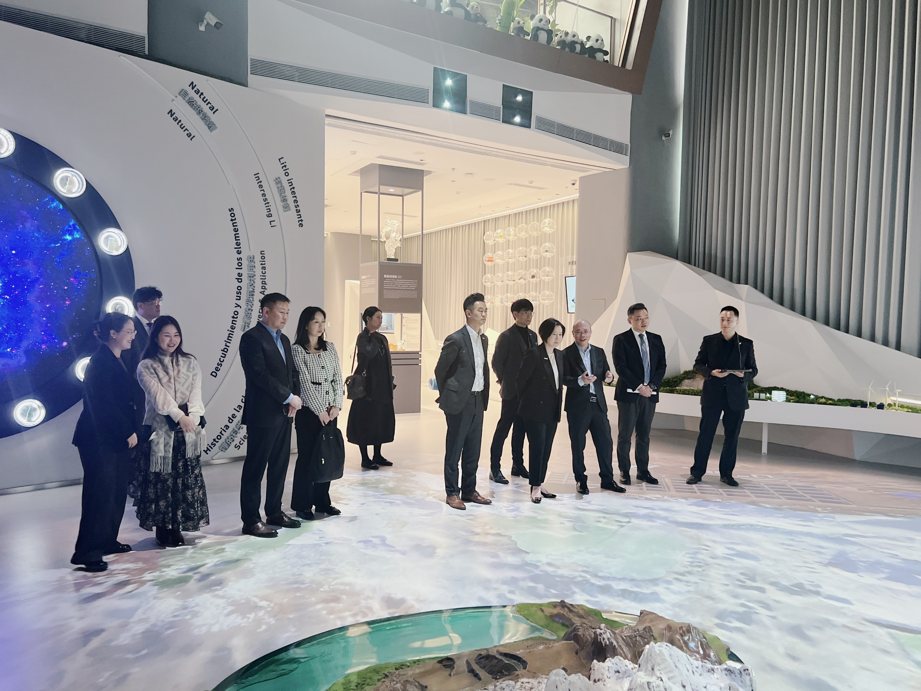 Visit of Ms. Alpha Lau, the Director-General of Investment Promotion Hong Kong, and Delegation to Li Science Museum
